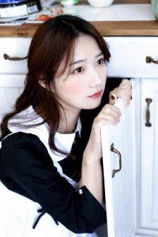小女孩肚子疼视频